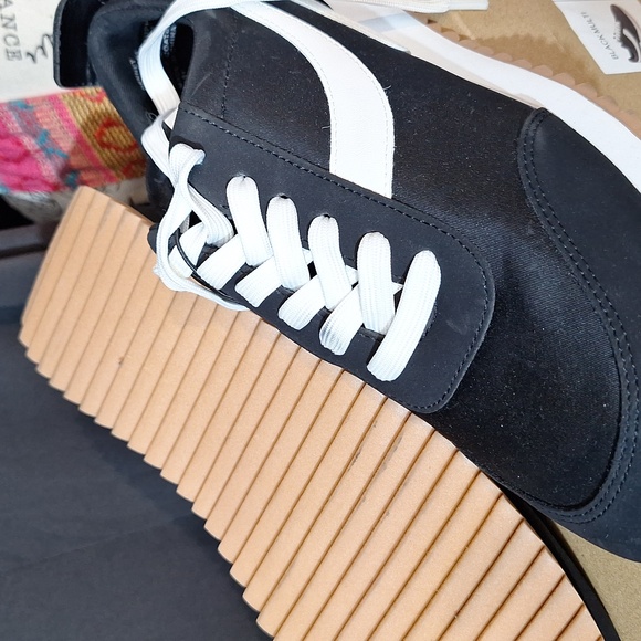 Steve Madden Ladies Sneakers in DENNEY Style Black/White - Picture 3 of 5